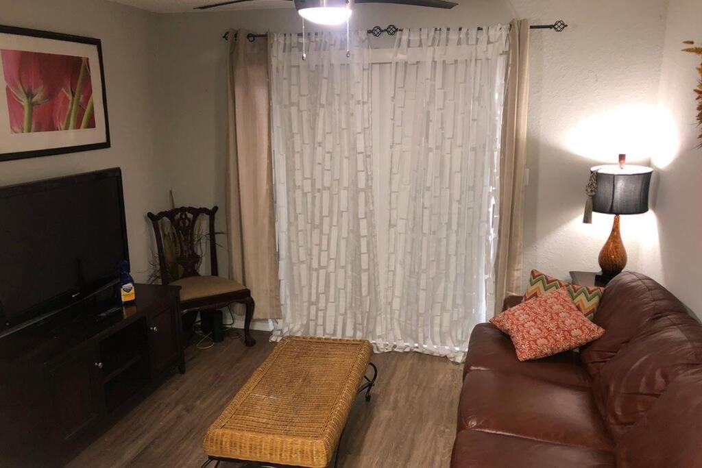 שרלוט Lovely 1-Bedroom Rental Space With Free Parking מראה חיצוני תמונה