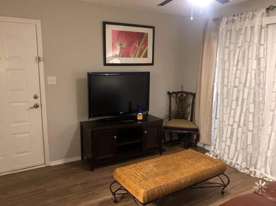 שרלוט Lovely 1-Bedroom Rental Space With Free Parking מראה חיצוני תמונה
